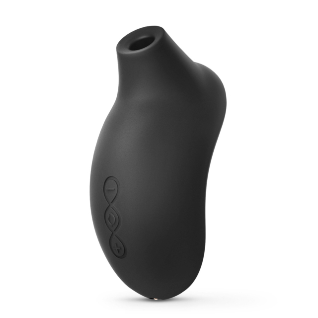 Un succionador clítoris Sona 2 negro con tecnología SenSonic, forma ergonómica y botones de control laterales.