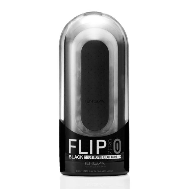 El Flip Zero Black de Tenga, negro y plateado, se mantiene erguido en su estuche transparente sobre un fondo blanco.