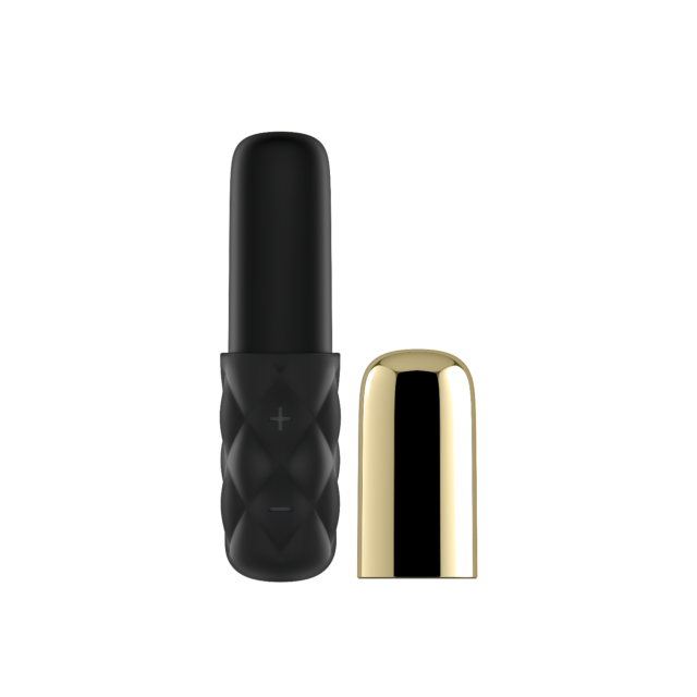 Un mini vibrador Lovely Honey negro y texturizado con botones de control descansa junto a su brillante capuchón dorado.