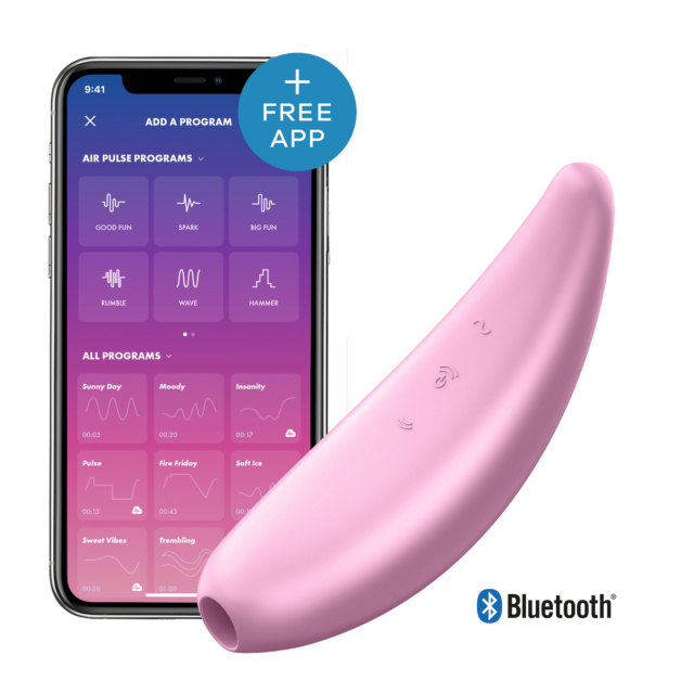 Un estimulador de clítoris Curvy 3+ rosa junto a un smartphone que muestra su aplicación de control y el logotipo de Bluetooth.