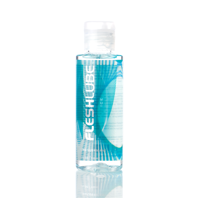 Una botella de plástico transparente de FleshLube Ice con líquido azul sobre un fondo blanco liso.
