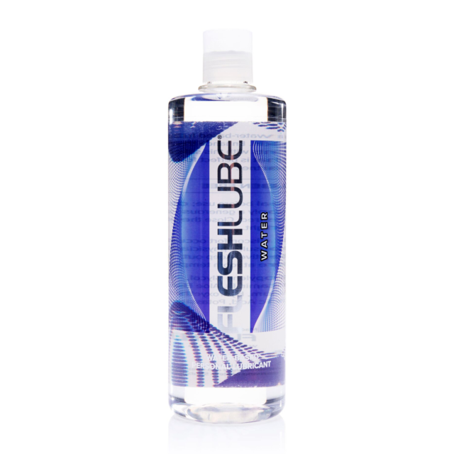 Una botella transparente de agua FleshLube con una etiqueta azul y blanca, sobre un fondo blanco liso.
