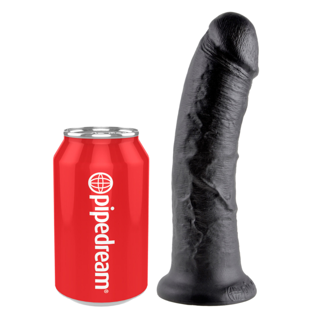 Una lata de refresco roja con el logo blanco de Pipedream se encuentra junto a un gran gallo King Cock negro de 8"