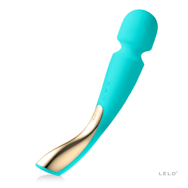 O LELO Smart Wand 2 Large em turquesa é um massajador pessoal com um design suave e curvo para um relaxamento profundo. Possui detalhes dourados e quatro botões laterais, com o nome da marca discretamente na pega.
