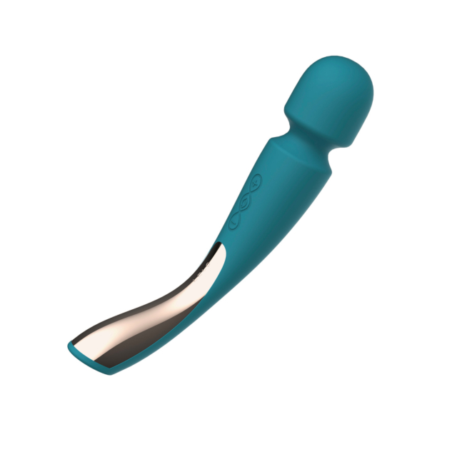 Descubra o relaxamento com a Smart Wand 2 Medium, um massajador curvo, de cor azul-petróleo, com uma pega brilhante e ornamentada. Este aparelho elegante tem uma cabeça arredondada e controlos laterais para utilização manual, ideal para massagens corporai