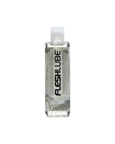 Uma garrafa de plástico transparente de lubrificante à base de água FleshLube Anal com tampa branca e rótulo preto, cheia de lubrificante para sexo anal.