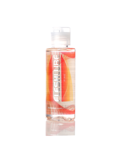 Uma garrafa de plástico transparente de lubrificante aquecedor FleshLube Fire com tampa articulada. O rótulo mostra chamas vermelhas e laranjas e o texto «FleshLube Fire» e o seu efeito aquecedor.