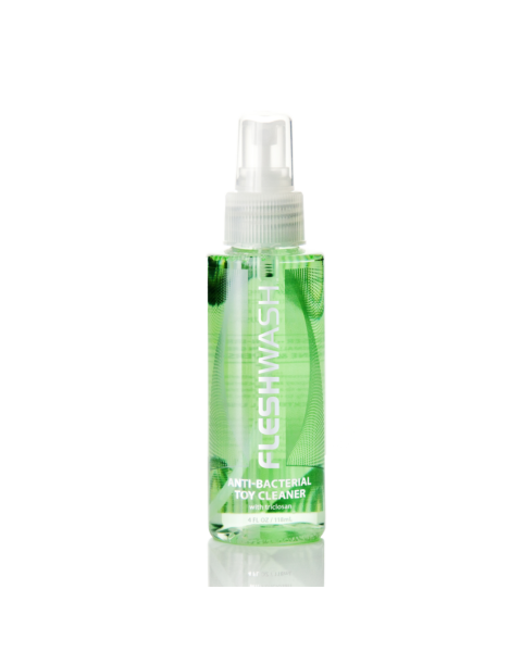 Uma garrafa de spray transparente rotulada como FleshWash, cheia de líquido de limpeza, está na posição vertical sobre um fundo branco.