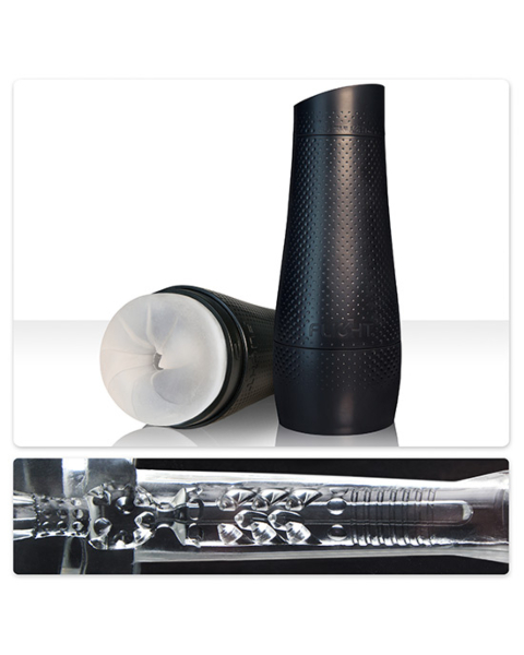 O produto cilíndrico preto Flight Pilot da série Fleshlight tem uma superfície texturizada com pontos em relevo e a palavra FLIGHT na parte inferior. Mede 20,32 cm de comprimento total com um comprimento inserível de 15,24 cm.